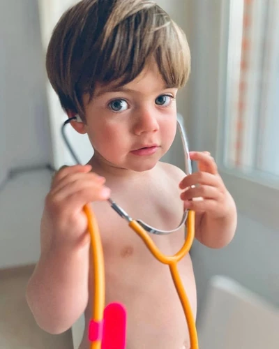 Niño con un estetoscopio